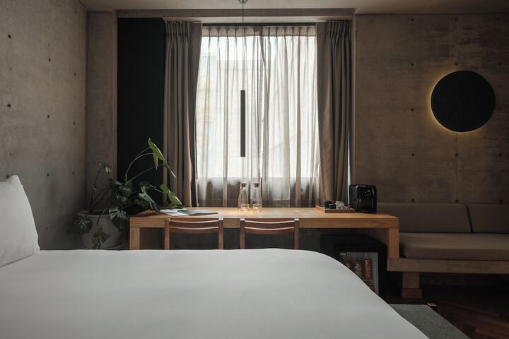 Room 8 of 115