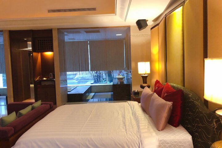 Lounge 33 of 61