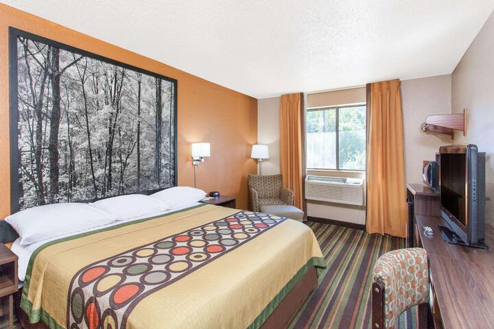 1 King Bed (5 of 7)