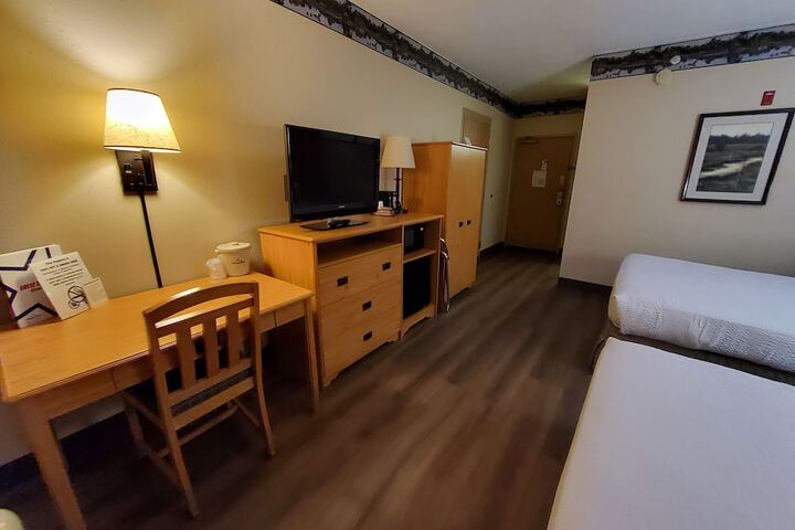 2 Queen Beds (5 of 6)