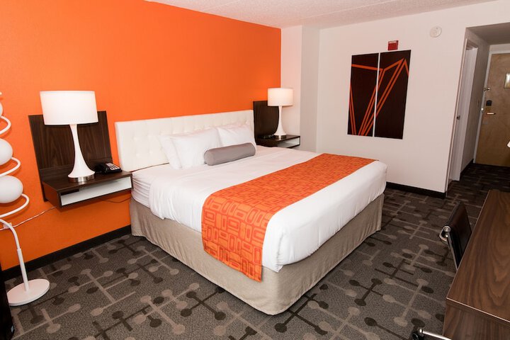 1 Queen Bed (6 of 16)