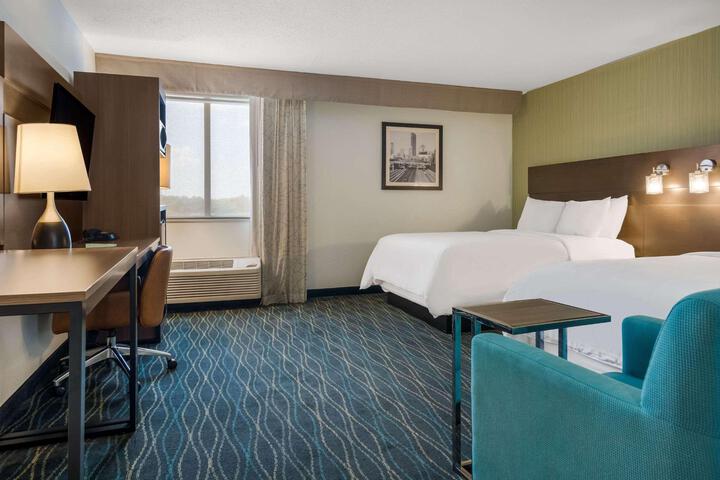 1 Queen Bed Accessible (18 of 19)