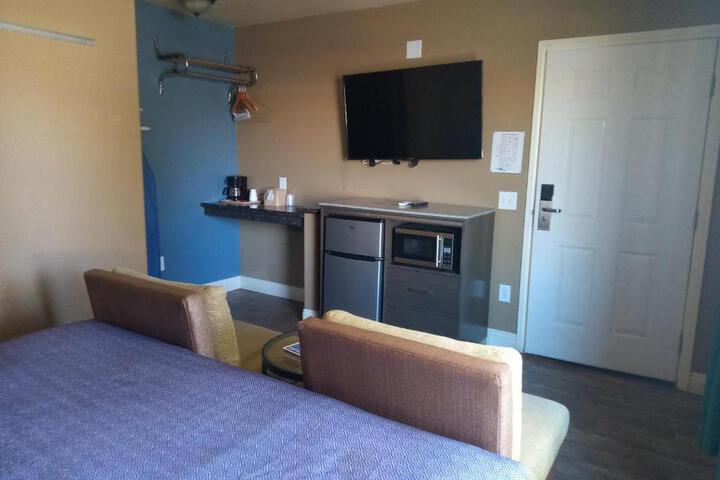1 Queen Bed (3 of 12)