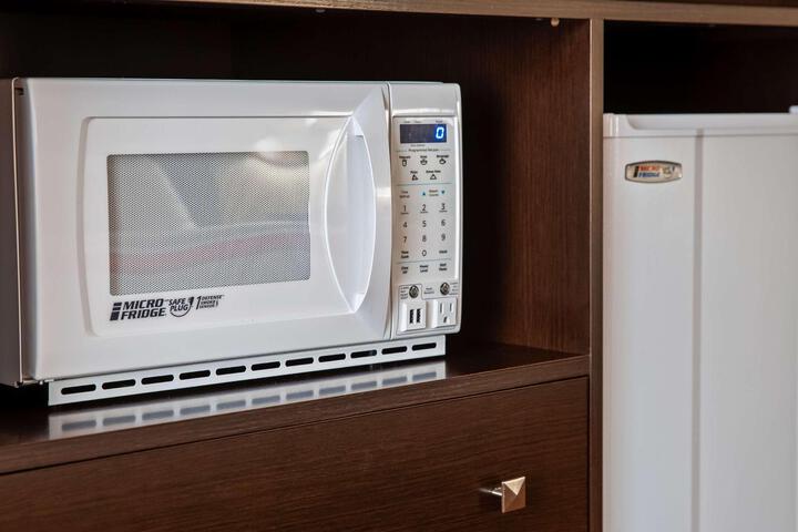 Suite 2 Queen Beds High Speed Internet Accessible Microwave, Refrigerator Full Breakfast (25 of 34)