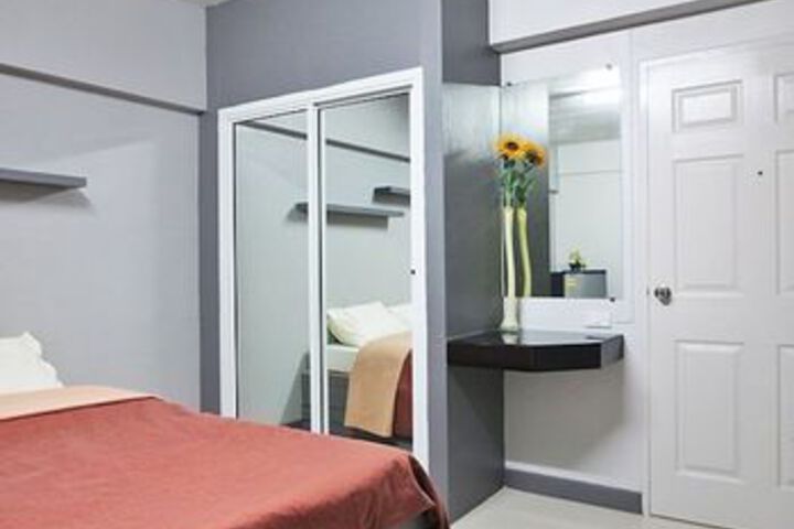 Room 5 of 9