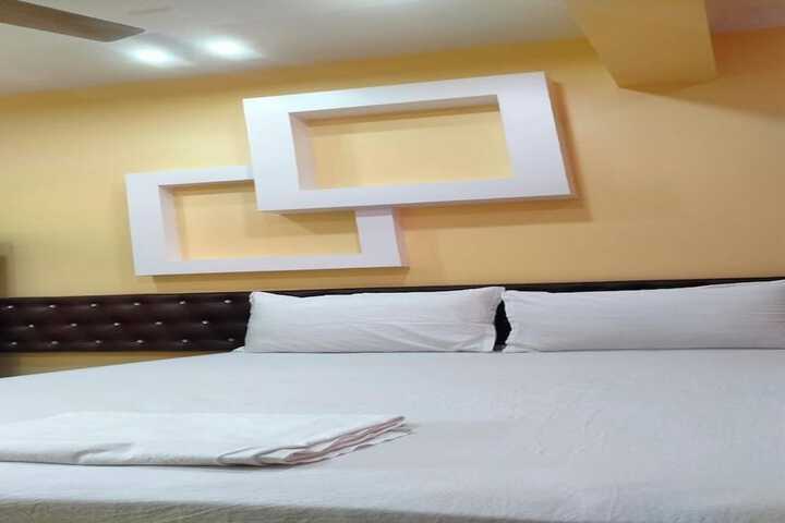 Room 5 of 8