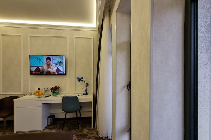 Room 18 of 93