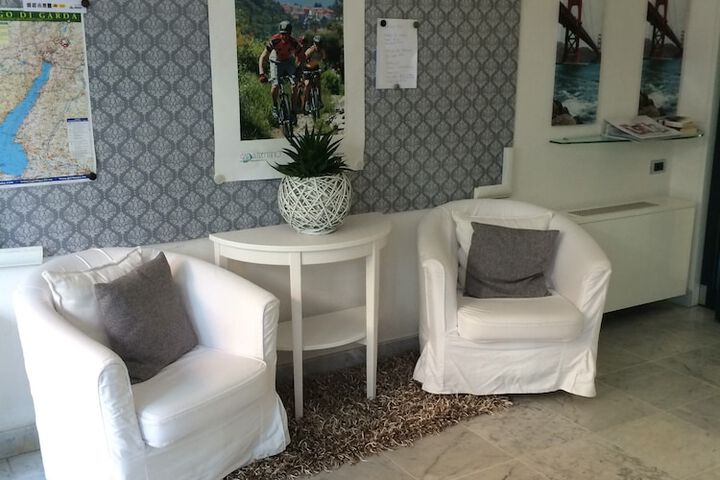 Lounge 30 of 59