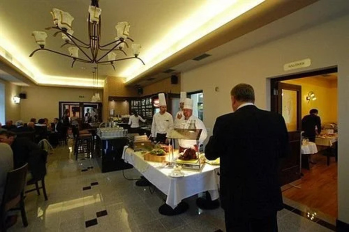 Dining 13 of 15