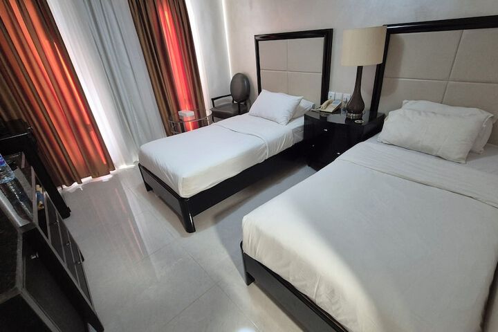 Room 8 of 33