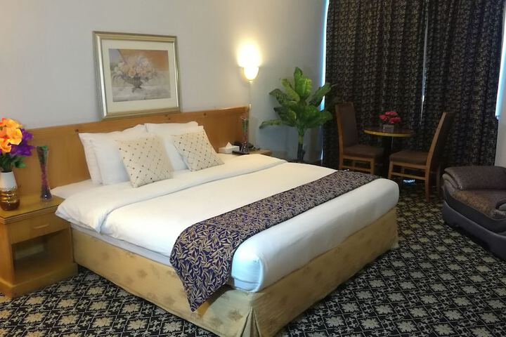 Room 6 of 81