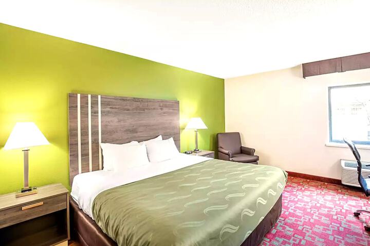 Deluxe King Bed (5 of 8)