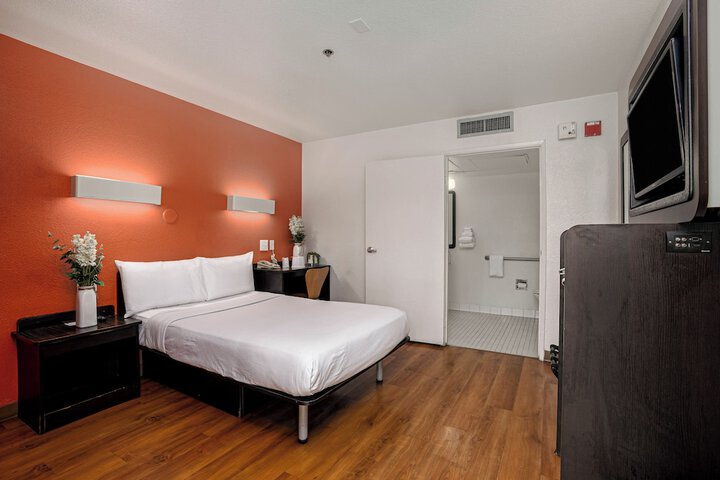 Double Bed Accessible (8 of 10)