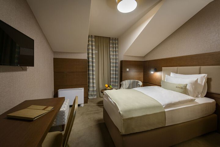 Room 40 of 102