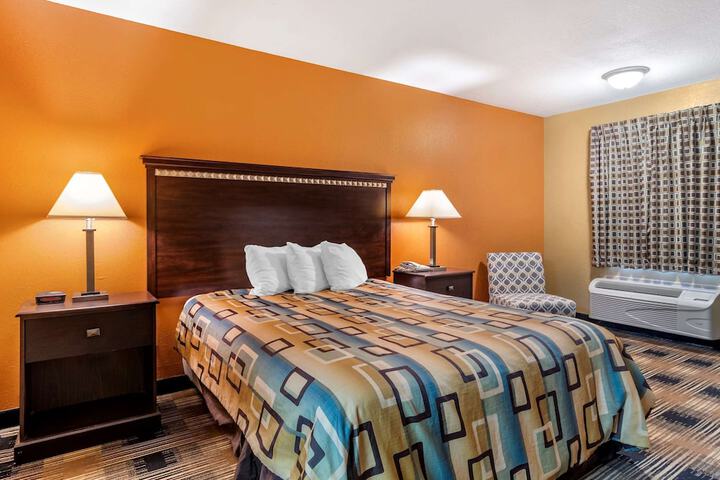 Room 10 of 28