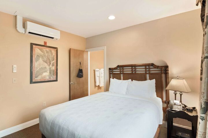 1 Queen Bed (15 of 15)