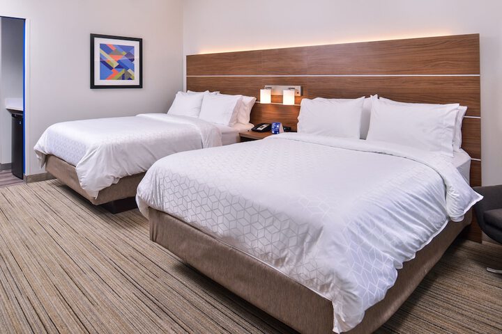 2 Queen Beds (8 of 10)