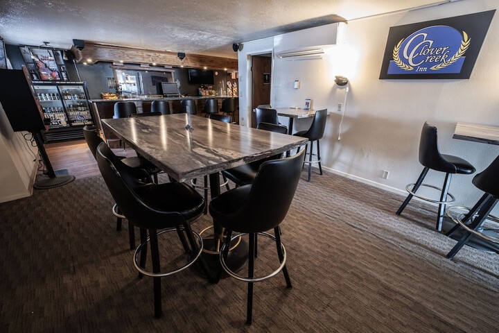 Lounge 33 of 38