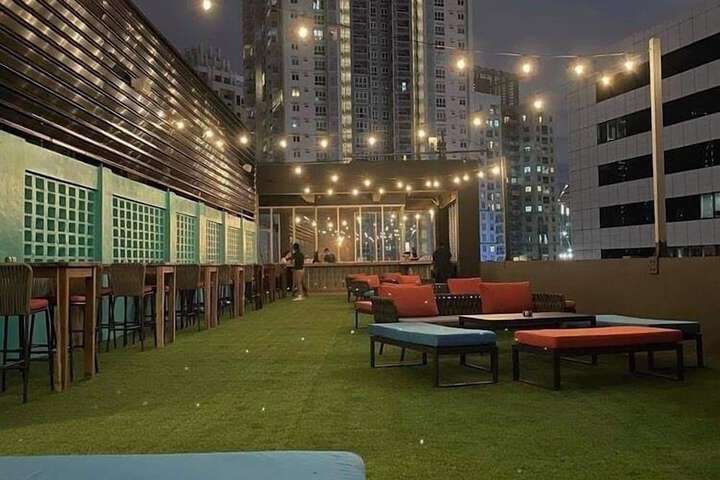 Lounge 34 of 39