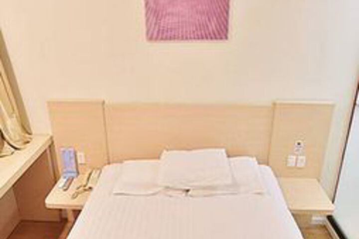 Room 17 of 25