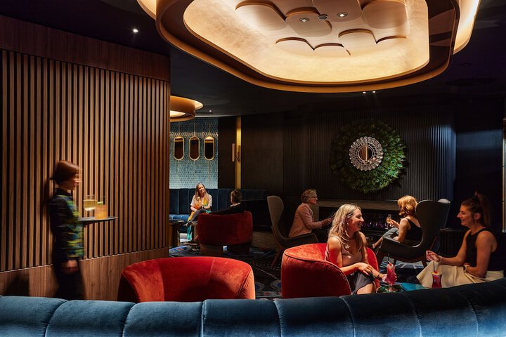 Lounge 56 of 64