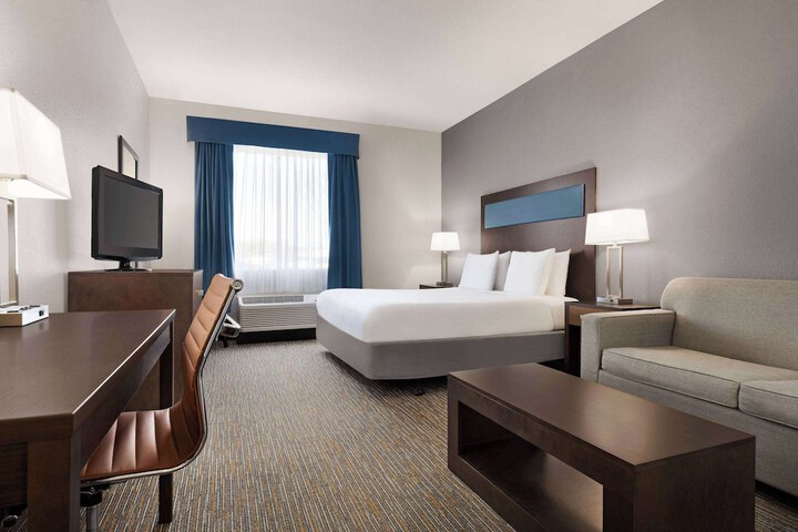 1 King Accessible with Roll in Shower (38 of 39)