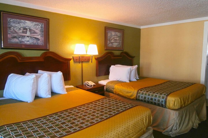 2 Queen Beds (2 of 14)