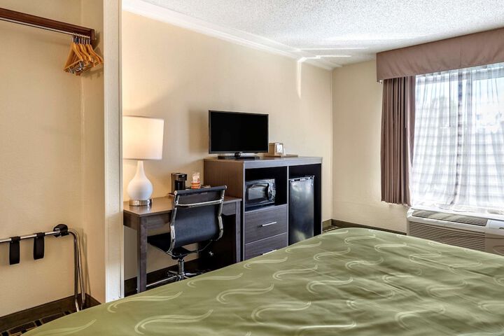 1 King Bed (2 of 18)