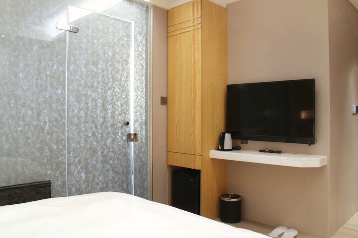 Room 8 of 50
