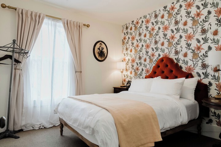 1 Queen Bed (6 of 19)