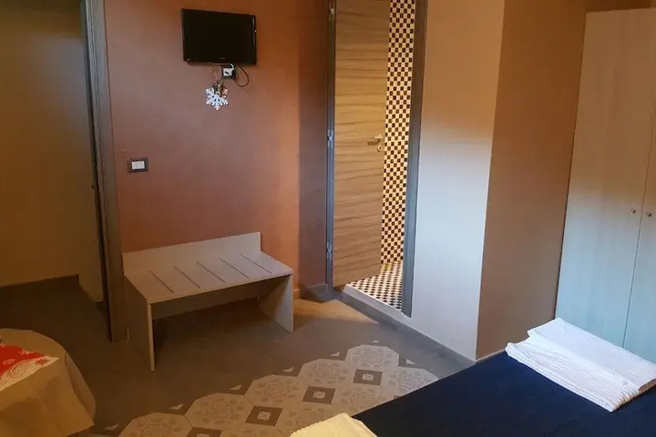 Room 4 of 18