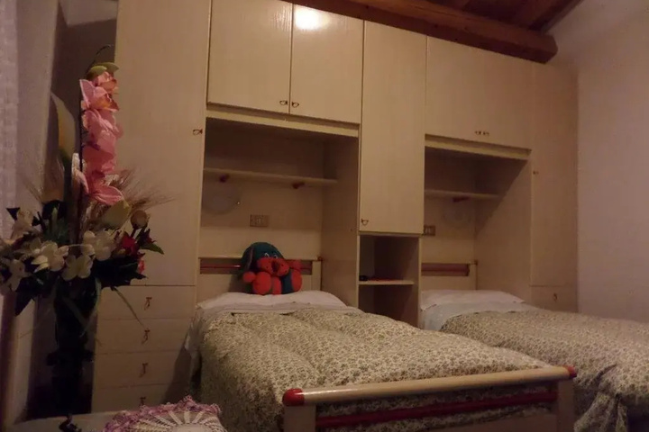 Room 4 of 10