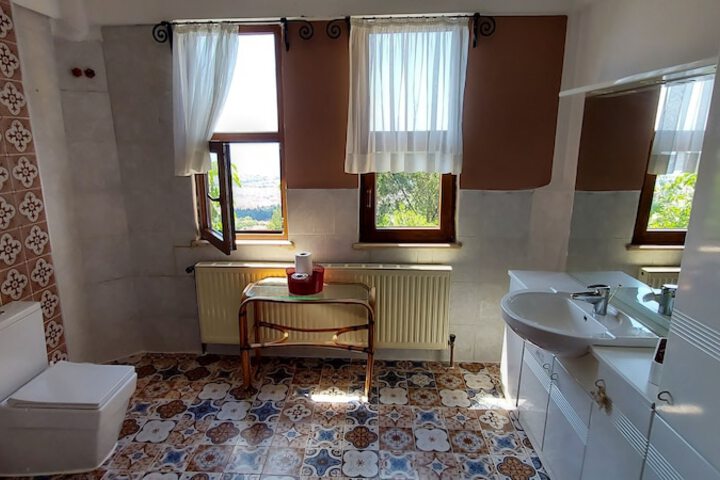 Room 28 of 44