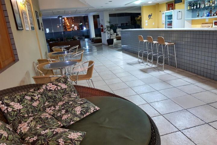 Lounge 65 of 70
