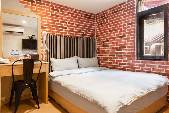 Room 4 of 18
