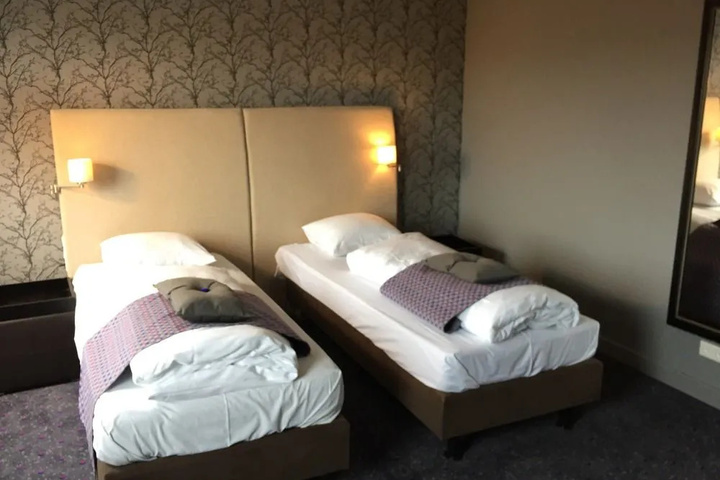 Room 2 of 27