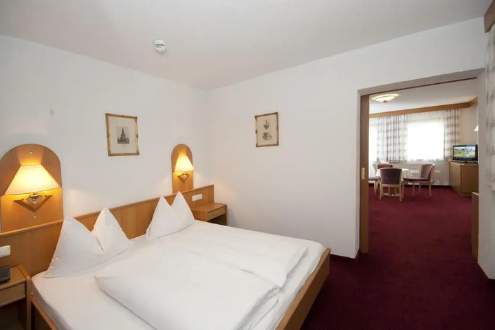 Room 6 of 12