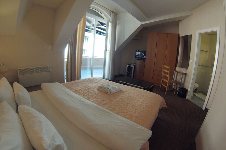 Room 10 of 64