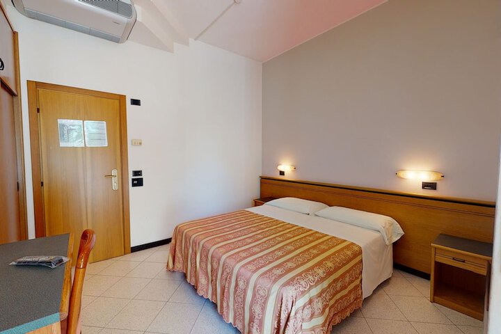 Room 16 of 42