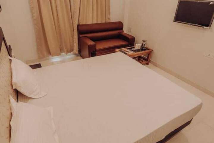 Room 8 of 11