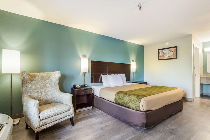 1 King Bed (5 of 13)