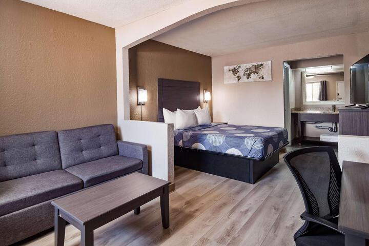 1 Queen Bed Flat Screen Television Microwave and Refrigerator High Speed Internet AC (5 of 18)