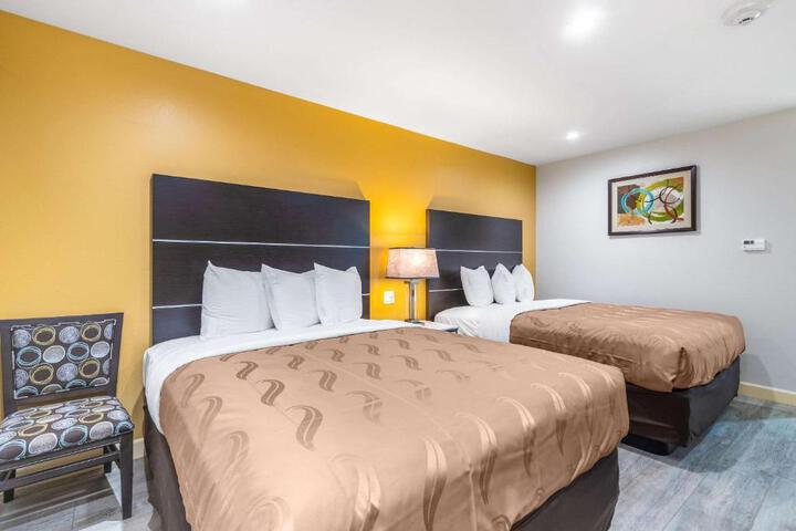 2 Queen Beds (8 of 11)