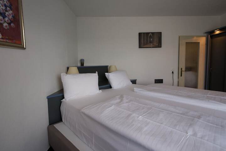 Room 8 of 27