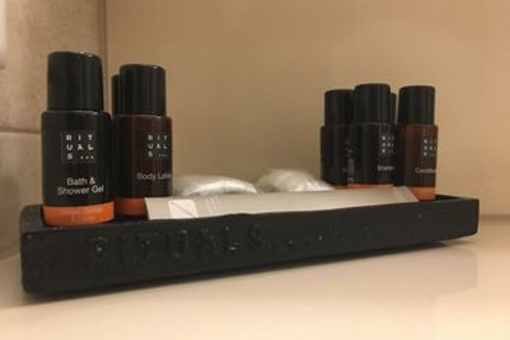 Room 10 of 80