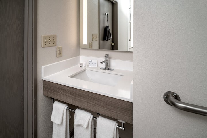 1 King Suite (3 of 12)