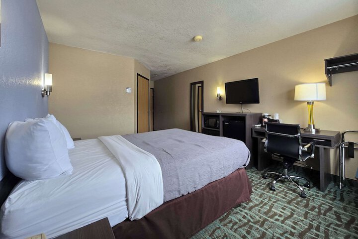 1 Queen Bed (8 of 14)