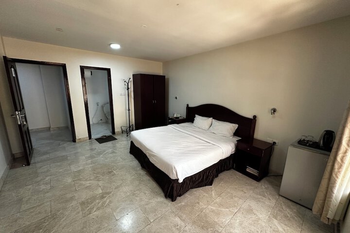Room 5 of 9