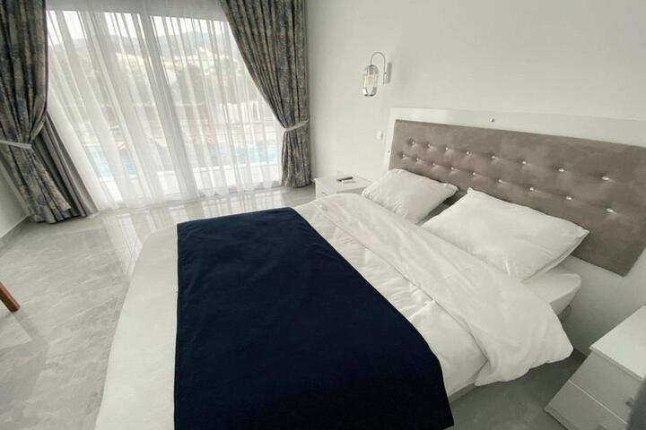 Room 5 of 15