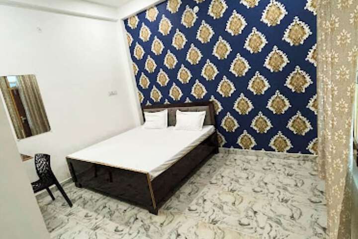 Room 6 of 12